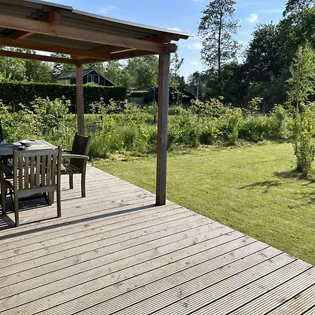 Vrijstaand Met Veel Buitenruimte En Veranda 木屋 *